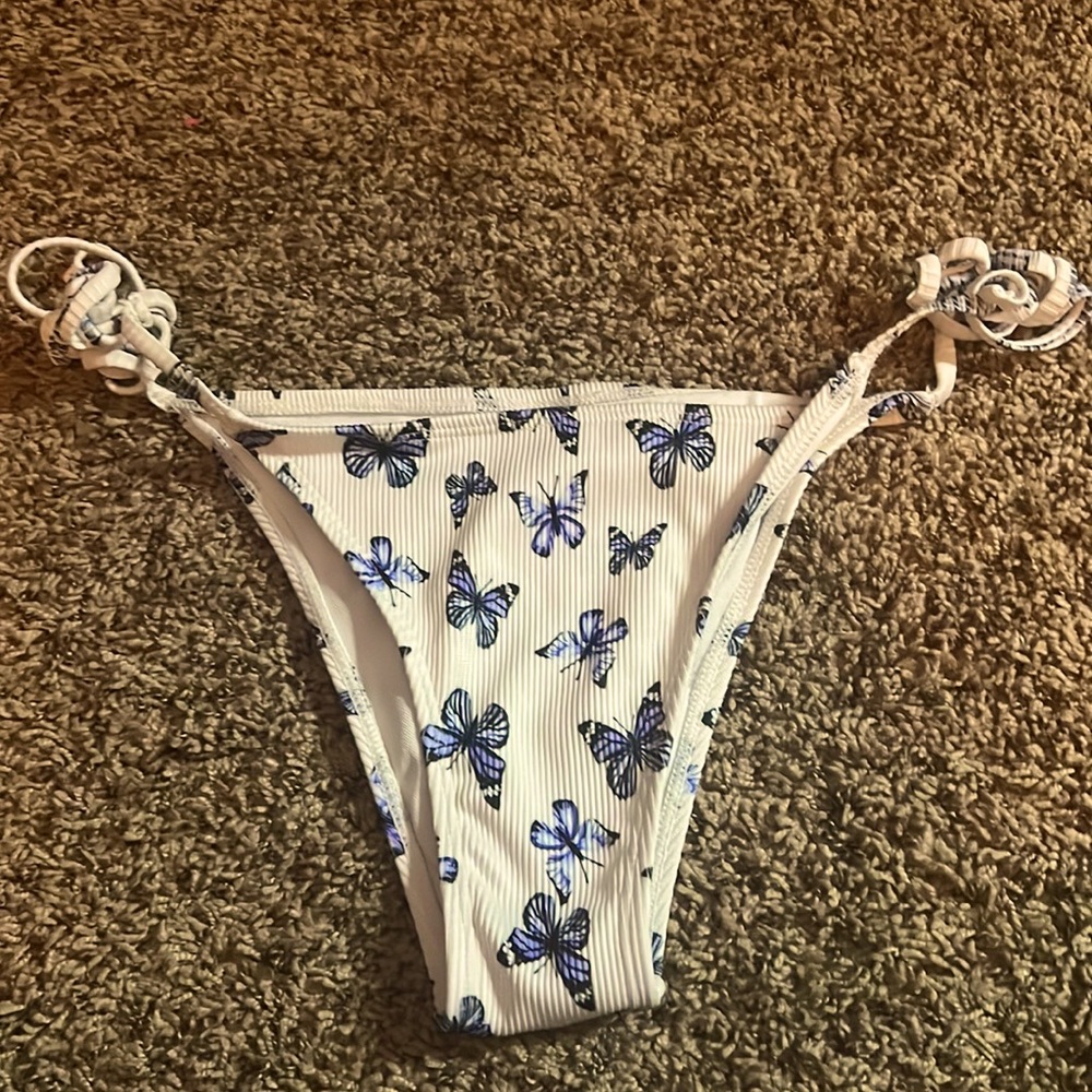 these are a size medium swim suit bottoms from shein